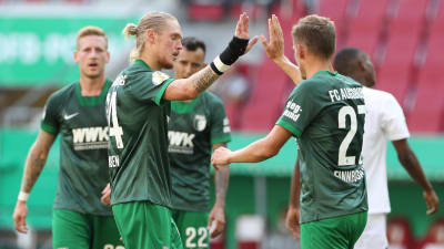 Fredrik Jensen firar mål för Augsburg