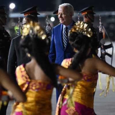 USA:s president Joe Biden anländer till den indonesiska semesterön Bali 