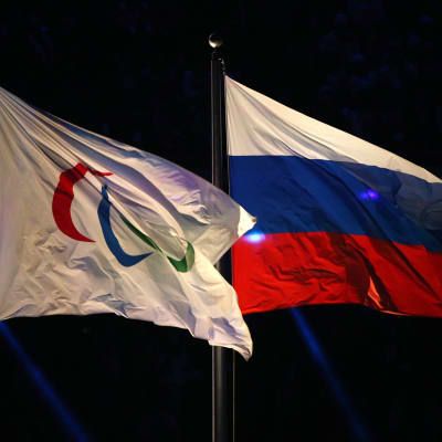 Paralympiska- och ryska flaggan vajar