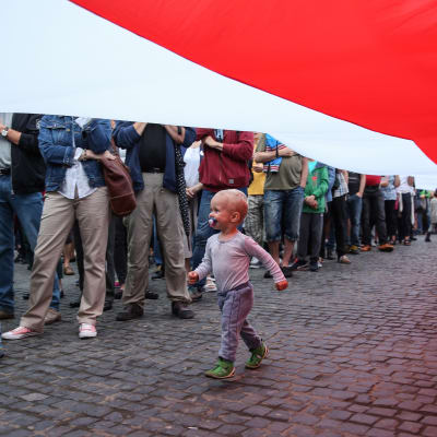 Både barn och vuxna deltog i fredagens demonstration i Warszawa mot lagförslaget om Högsta domstolen. 