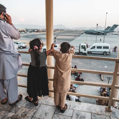 Barn på flygplatsen i Kabul 23.8.2021