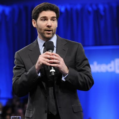 Lindkedin:s vd Jeff Weiner talar i mikrofon.