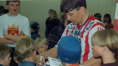 Jan Rönnberg skriver autografer.