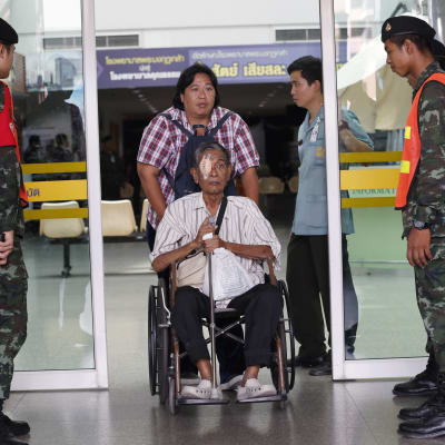 Över 20 personer skadades i militärsjukhuset Kung Mongkut i centrum av Bangkok. Sjukhuset spärrades av men evakuerades inte efter explosionen