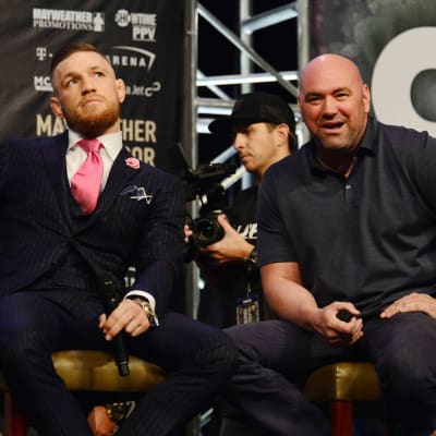 Conor Mcgregor och Dana White sitter på stolar.