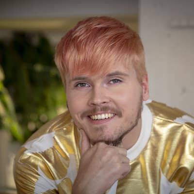 Homopojan oppaan kirjoittaja Eino Nurmisto.