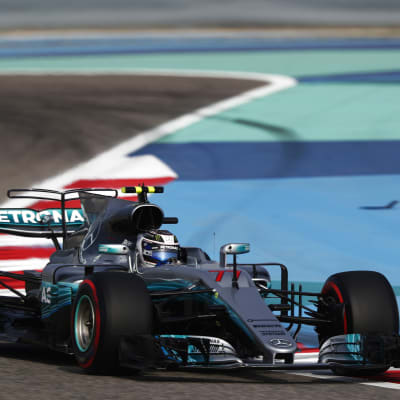 Valtteri Bottas kör sin Mercedes i Bahrain