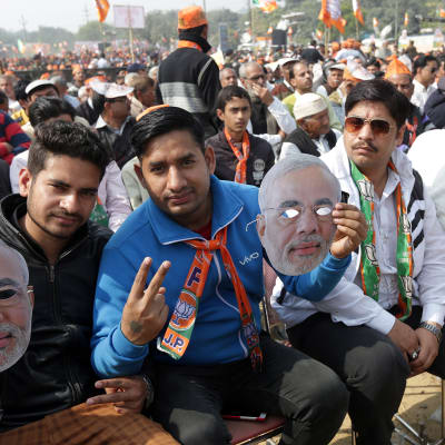 Delstatsvalet i Uttar Pradesh ses som ett vitkigt test för premiärminister Narendra Modi vars anhängare samlades till valmöte i Ghaziabad