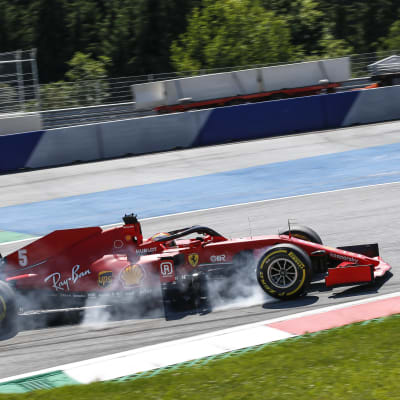 Sebastian Vettel sladdar under en tävling.