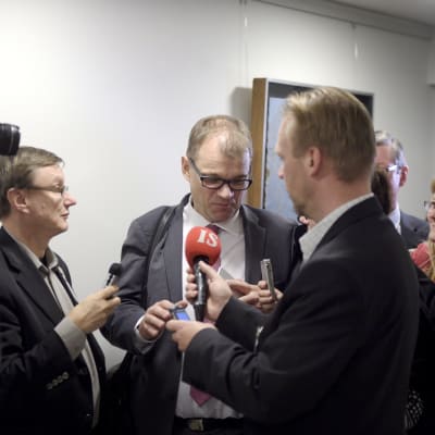 Statsminister Juha Sipilä med journalister