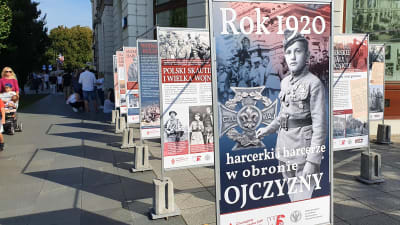 En plakatutställning som förhärligar Polens militära historia på gatan i Warszawa.