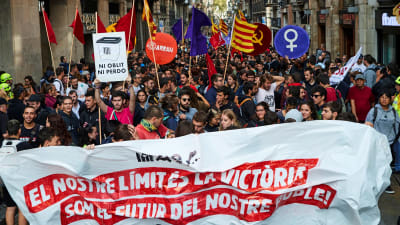 Demonstranter deltar i stordemonstration för att uppmärksamma Kataloniens självständighetsdag. 