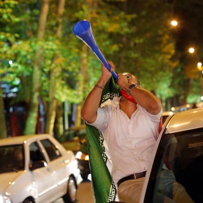 Jubel på gatorna i Teheran efter avtal om Irans kärnprogram och hävda sanktioner.