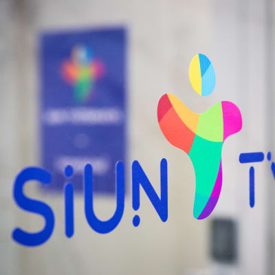Siun työterveyden logo lasiovessa.