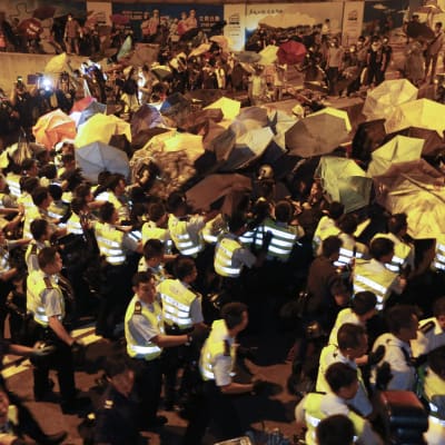 Polis och demonstranter drabbar samman i Hongkong den 15 oktober 2014.