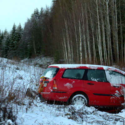 En bil ligger i diket i Karvat, Vörå.