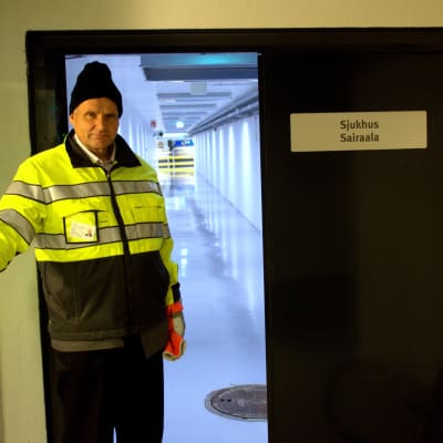 Håkan Knip visar upp källarvåningen på centralsjukhuset.