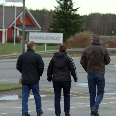 Tre personer som förlorade sina jobb på Kannustalo i Oravais i fjol.