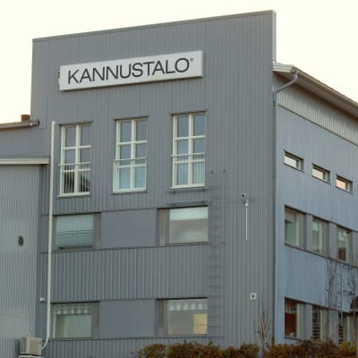 Harmaa tehdasrakennus.