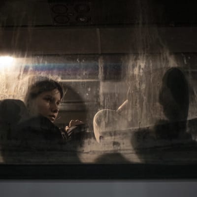 Ukrainalainen pakolainen bussissa.