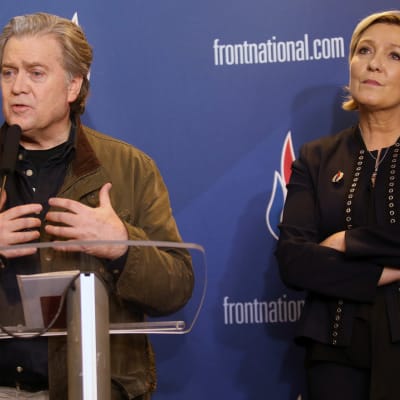 Steve Bannon och Marine Le Pen i lille 10.3.2018.