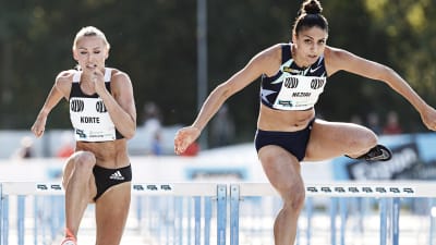Annimari Korte och Nooralotta Neziri springer häck.