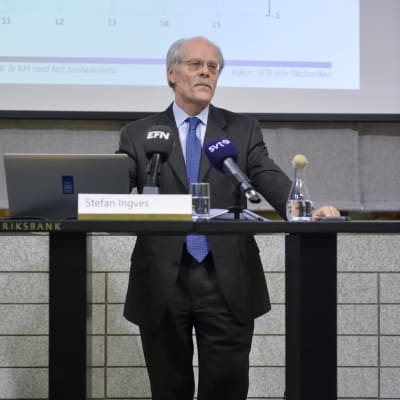 Vd Stefan Ingves berättar att Sveriges riksbank har sänkt reporäntan till -0,20 %