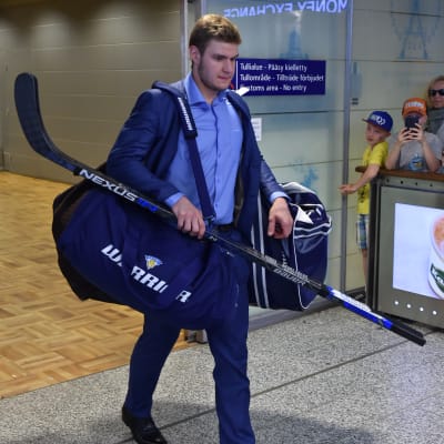 En besviken Aleksander Barkov återvänder till Finland efter finalförlusten i VM.