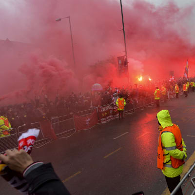 Pyroteknik utanför stadion i Liverpool