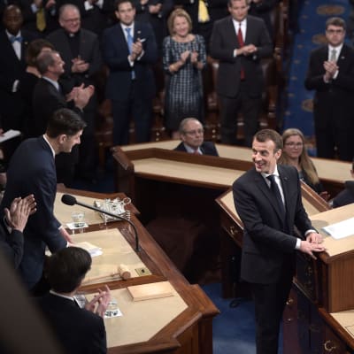President MAcron i talalstolen i fullsatt kongressal vänder sig mot talmannen Ryan
