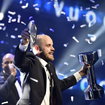 Teemu Pukki med sin pokal.