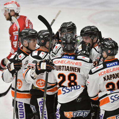 HPK-spelarna firar efter Jesse Paukkus mål, Sport-HPK, december 2016.