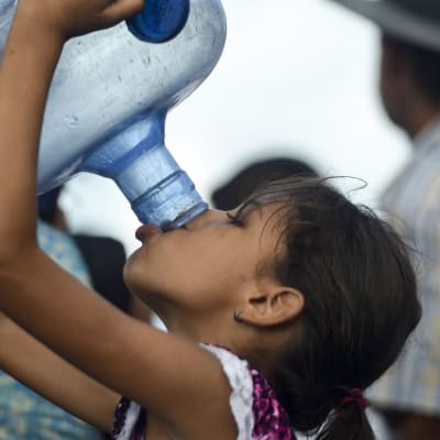 Barn i Venezuela dricker vatten 31.5.2019.