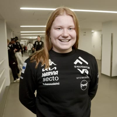 Alppihiihtäjä Rosa Pohjolainen Ski Sport Finlandin lehdistötilaisuudessa Helsingin Olympiastadionilla 15. syyskuuta 2022.