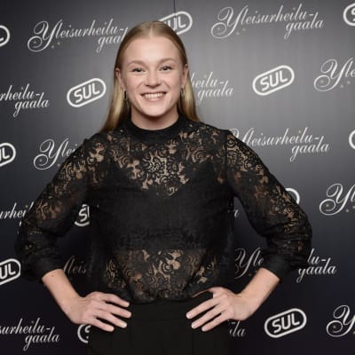 Seiväshyppääjä Wilma Murto Suomen urheiluliitton Yleisurheilugaalan palkitsemistilaisuudessa Helsingissä 13. lokakuuta 2023.