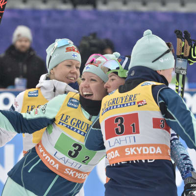 Finlands damstafettlag kramar om varandra efter att de blev tvåa i stafetten.