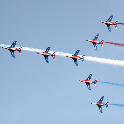 Ranskalainen Patrouille de France harjoittelee Helsingin edustalla 5. elokuuta 2021 seuraavan päivän Kaivopuiston lentonäytöstä varten.