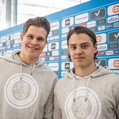Jesse Puljujärvi och Sebastian Aho inför hockey-VM 2017.