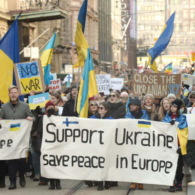 Demonstranter i Helsingfors till stöd för Ukraina.