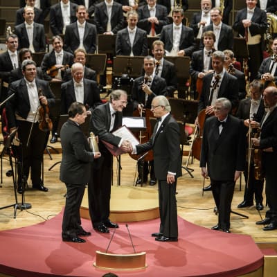 Kuningas Kaarle XVI Kustaa ojentaa Wienin filharmonikkojen edustajille Birgit Nilsson -palkinnon 2014