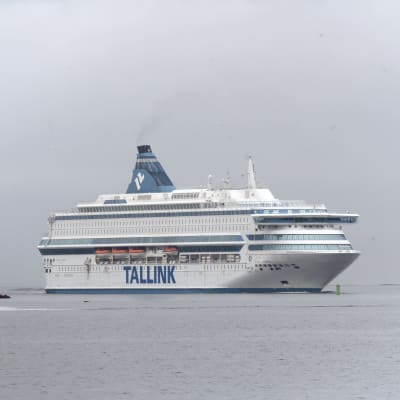 Silja Europa på väg till hamnen i Helsingfors.