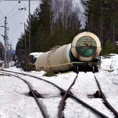 Cisternvagnar som spårade ur vid en olycka i Mäntyharju i april 2018.