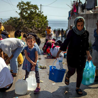 Flyktingar som hämtar vatten nära lägret i Kara Tepe.