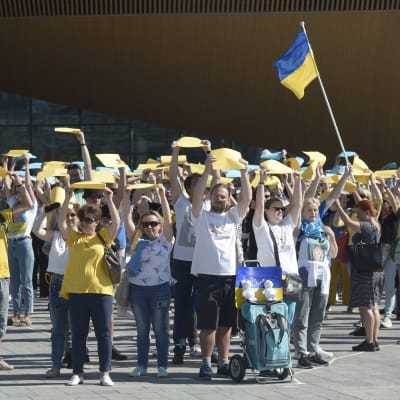  Ukrainalaisten yhdistys Suomessa järjesti Helsingin Kansalaistorilla visuaalisen flashmob tapahtuman.