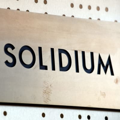 Skylt i metall med texten Solidium. 