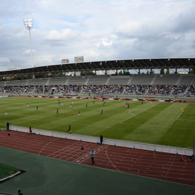 En fotbollsmatch på en stadion.