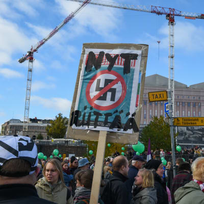 En skylt med texten Nyt Riittää.
