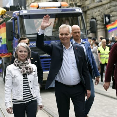 Antti Rinne på prideparaden.
