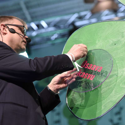 Juha Sipilä fäster ord på "förtroendets fyrklöver" under partikongressen i Sotkamo 2018.