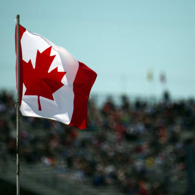 Kanadas flagga vajar i vinden.